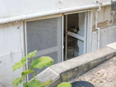Dal giardino si apre una scalinata che ci conduce a un ambiente sotterraneo